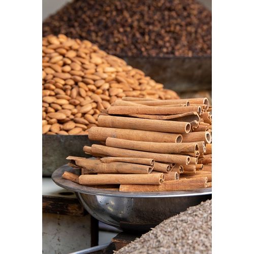 India-Delhi-Old Delhi Old Delhi street market Mixed nuts-spices and cinnamon sticks